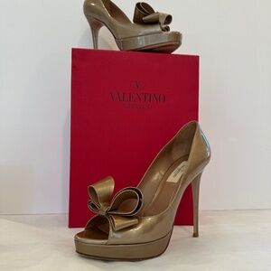 VALENTINO GARAVANI BOW PEEP TOE PUMPS IN METALLIC LEATHER